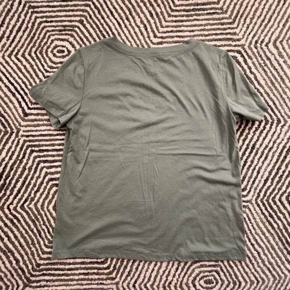 Gap Sage V-neck tshirt - Picture 6 of 6